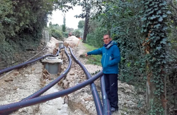 Rado Gregorič pred  opustošenim gradbiščem za prenovo kanalizacijske infrastrukture v Fiesi. 

