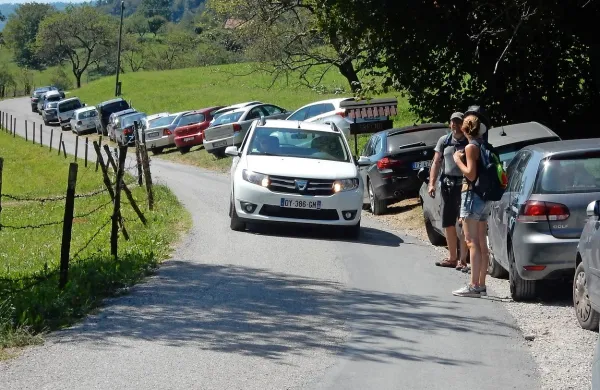 Preozko cesto proti Tolminskim koritom bi morali nujno 
razširiti do poletne sezone. 