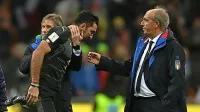 Zadnji reprezentančni pozdrav: Gian Piero Ventura (desno) in Gigi Buffon.

