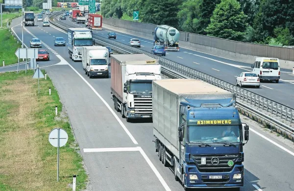 Tovornega prometa je na slovenskih cestah vedno več in po 
pričakovanjih se bo njegov obseg le še večal. Razmisleki o 
tem, kako se izogniti zastojem, gredo zato v dve smeri: 
gradnja tretjega avtocestnega pasu ali izboljšanje tovorne in 
potniške železniške infrastrukture. A za zdaj smo še vedno le 
pri razmislekih. 