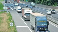 Tovornega prometa je na slovenskih cestah vedno več in po 
pričakovanjih se bo njegov obseg le še večal. Razmisleki o 
tem, kako se izogniti zastojem, gredo zato v dve smeri: 
gradnja tretjega avtocestnega pasu ali izboljšanje tovorne in 
potniške železniške infrastrukture. A za zdaj smo še vedno le 
pri razmislekih. 