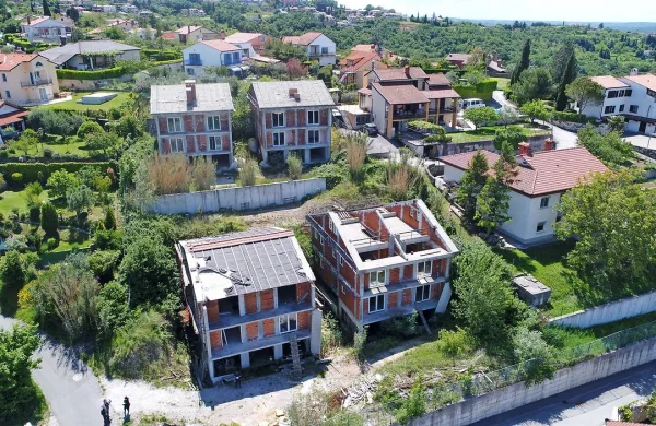 Štiri nedokončane hiše na Maliji ponujajo po izklicni ceni 
nekaj čez milijon evrov.