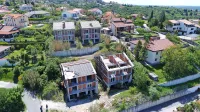 Štiri nedokončane hiše na Maliji ponujajo po izklicni ceni 
nekaj čez milijon evrov.