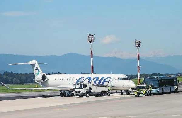  Izgnani Makedonec je z brniškega letališča odletel proti svoji 
domovini.