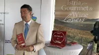 Denis Ivošević na nedavni predstavitvi zloženke z Michelinovimi priporočili za hrvaško Istro.