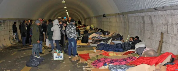 Prosilci za azil so si že pred dobrim mesecem prvo zatočišče poiskali v predoru Bombi pod goriškim gradom.  V 
teh mrzlih dneh še kako prija skodelica toplega čaja.