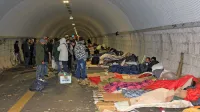 Prosilci za azil so si že pred dobrim mesecem prvo zatočišče poiskali v predoru Bombi pod goriškim gradom.  V 
teh mrzlih dneh še kako prija skodelica toplega čaja.