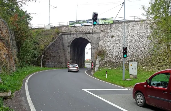 V nasip desno od zdajšnjega podvoza bodo naredili še eno 
odprtino in skoznjo speljali en vozni pas ter pločnik. 