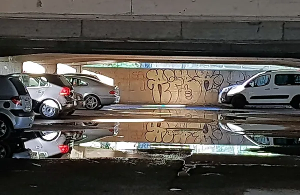 Z  zgornje ploščadi garažne hiše si je voda utrla pot nadstropje niže, kjer je  dobršen del že 
dolgo  poplavljen.