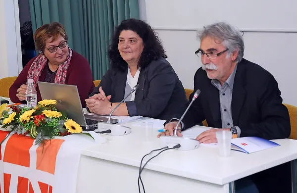 Avtorica publikacije Diana Peloza (v sredini) med Moreno 
Piccinini, predsednico italijanskega Patronata INCA CGIL, in 
Jadranom Čalijo, predsednikom društva INCA 