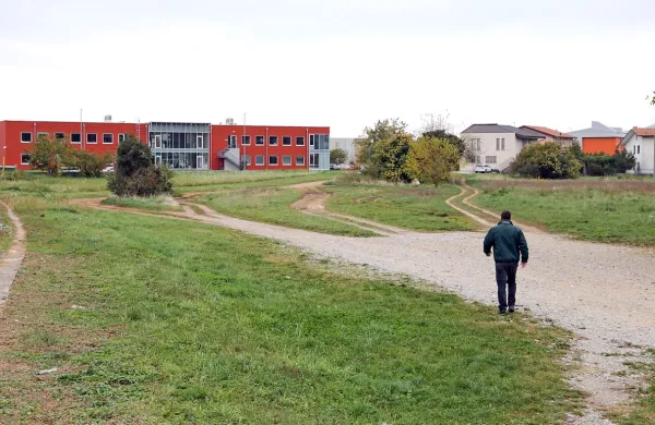 Na zemljišču tik ob obrtni coni in železnici bi Solkanci  raje kot 
še eno komercialno sosesko radi videli dejavnosti, ki so v 
skupno, javno dobro. 