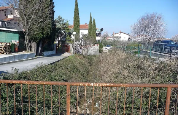 Čeprav posegi v hudourniško strugo niso dovoljeni, nekateri 
tega ne upoštevajo. Na vsak “dodatek” pa se oprimejo smeti 
in ožijo pretok vode.  