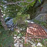 Razdejanje na vrtu Pirjevčevih, na katerem je po trčenju 
obtičalo vozilo.