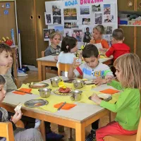 Tudi v vrtcu Prisoje v Istri so malčki pridno mazali na kruh maslo in med.