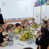 V Sežani so včeraj malčki prisluhnili tudi pripovedi podžupanje Ljubice Jelušič (prva z desne) o tem, kako je v otroških 
letih zajtrkovala  “kavo” iz cikorije in mleka s kruhom, nato pa 
gnala krave na pašo.