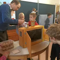 Marsikatero šolo in vrtec so včeraj obiskali čebelarji. Divaške šolarje je razveselil Marko 
Gombač, ki šoli tudi dobavlja med.