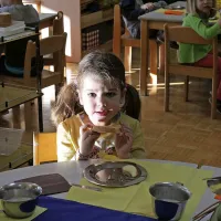 Kakšno hrano jedo otroci v šolah in vrtcih?