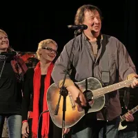 Mef je na oder povabil tudi Petro Vidrih (levo), našo novinarko 
in pevko Tržaškega Partizanskega pevskega zbora Pinko 
Tomažič.