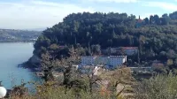 Investitor si je v gozdu nad hotelom Barbara skopal cesto do 
parcele, kjer ne more zgraditi hiše. 