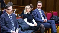 Rajko Srednik, Sabina Mozetič in Boris Popovič že tretjič 
poslušajo začetek sojenja.