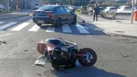 V Kopru je voznik avta izsilil prednost motoristu.