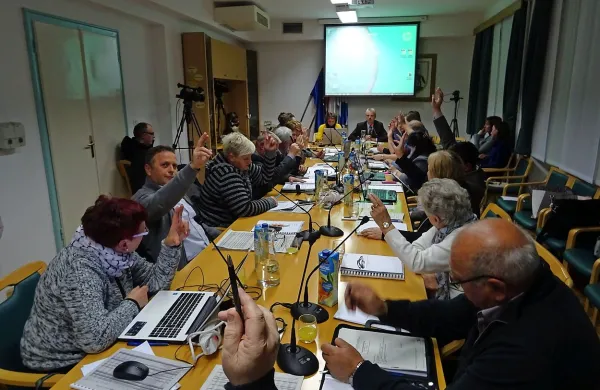 Tako so se v četrtek pivški občinski svetniki strinjali z 
osnutkom proračuna za prihodnje leto. Še enkrat ga bodo 
obravnavali na decembrski seji. 