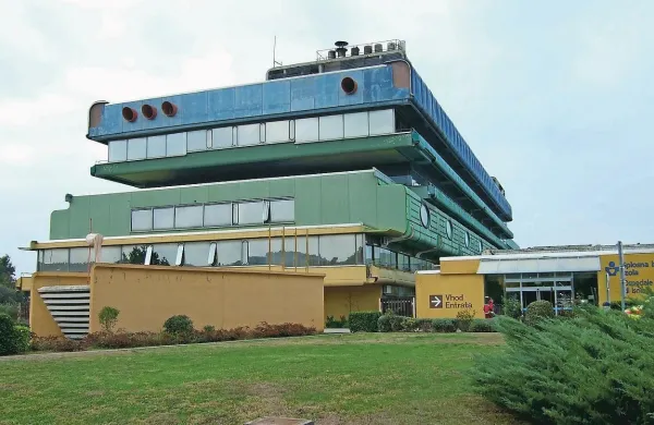 Med bolnišnicami, ki bodo iz državnega proračuna po sklepu 
vlade dobile dodatni denar za poplačilo starih dolgov, sta tudi 
izolska (na fotografiji) z  dvanajstimi milijoni evrov in šempetrska s približno sedmimi milijoni evrov.
