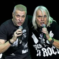 Bora Đorđević (desno) in Đorđe David  sta skupaj ognjevito 
zapela Dolazim za pet minuta.  