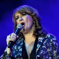  Azra Kozličić je v duetu z 
Boro zapela  Daj, ne pitaj.