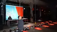 Dragan Živadinov je za informans o Černigoju in Kosovelu v hali Mehanizacije angažiral 40 nastopajočih, med njimi tudi Ženski 
pevski zbor Kombinat.