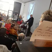 Uvod v informans Človek_ to je nova beseda je Dragan 
Živadinov pripravil v Kosovelovi spominski sobi v Sežani.