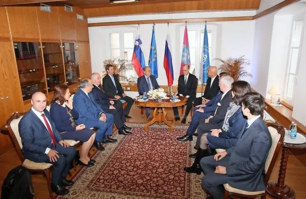 Pogovorom pred slovesnim podpisom poleg obeh rektorjev 
(na fotografiji na sredini) prisostvovala velika delegacija iz 
Moskve. 