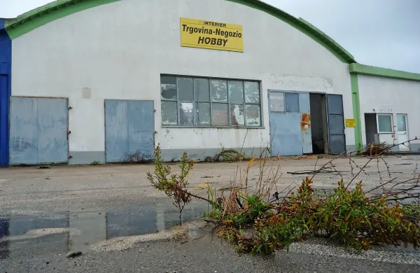 Nazadnje je v halah deloval Interier s trgovino Hobby,  pred 
tem je tam obratovala Mala oprema. Oboji so izdelovali 
pohištvo.   