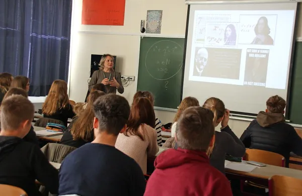 Dijaki so pri matematiki slišali zanimiva dejstva o znanem matematiku 
Fermatu in njegovem izreku.





