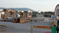 Gradbeni stroji že podirajo stare hale nekdanjih obrtnih 
delavnic, včeraj so od ene hale ostale samo še nosilne 
konstrukcije (na fotografiji). Na tem območju naj bi svojo 
trgovino postavil Eurospin in tako postal sosed Hoferju na 
drugi strani ceste (v ozadju fotografije) in Lidlu, ki je levo od 
Hoferja.