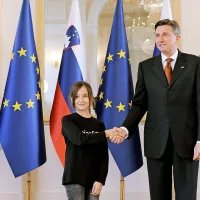 Borut Pahor je dolžnosti predsednika republike za en dal 
predal ambasadorki Unicefa v Sloveniji Arji Eli Hvala.

