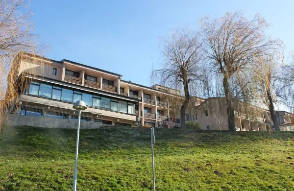 Dom upokojencev Postojna potrebuje temeljito prenovo, a 
najprej bodo v njem uredili varovani oddelek za stanovalce z 
demenco. 