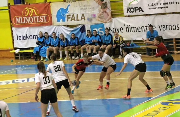 Mlinotest bo v reprezentanci prispeval članico Tjašo Rudman 
in mladinko Nušo Fegic (z žogo). 