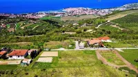 Občina je prodala še eno zemljišče  na Šaredu. Z osmimi 
dražbami so doslej zbrali 1,35 milijona evrov.