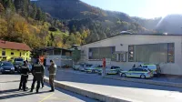 Ob množici uradno uniformiranih policistov so na dan skupščine Cerkno varovali še policisti 
v civilnih oblačilih in vozilih.