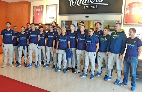 Večji del izbrane košarkarske vrste in trenerski štab na 
skupinskem fotografiranju.