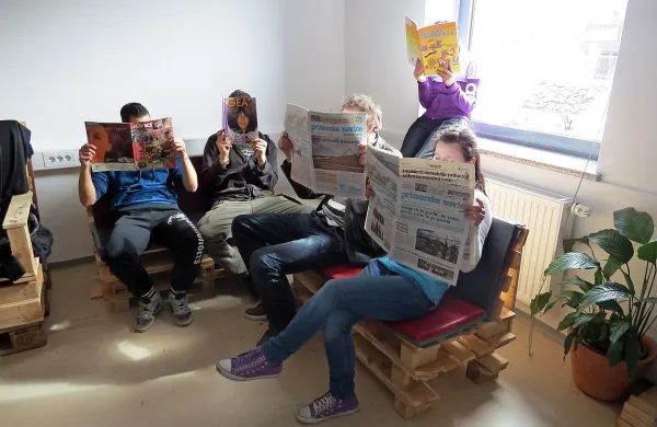 Pumovci med drugim berejo tudi Primorske novice. 