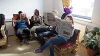 Pumovci med drugim berejo tudi Primorske novice. 