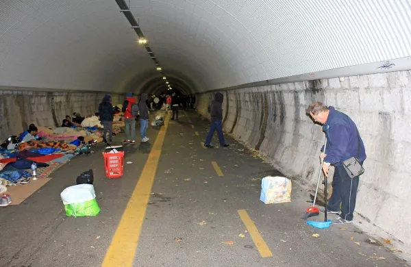 Goriški župan je povedal, da  imajo načrt za ureditev razmer in 
izpraznitev predora Bombi, a je o tem še prezgodaj govoriti.