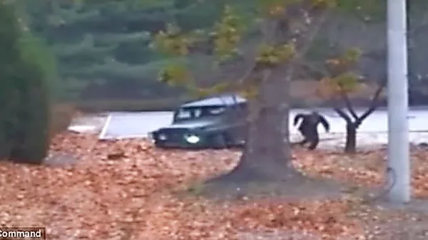 Severnokorejski prebežnik je skušal z avtomobilom prečkati 
demilitarizirano območje. Nato se je ustavil, skočil iz avtomobila in začel teči proti Južni Koreji. 
