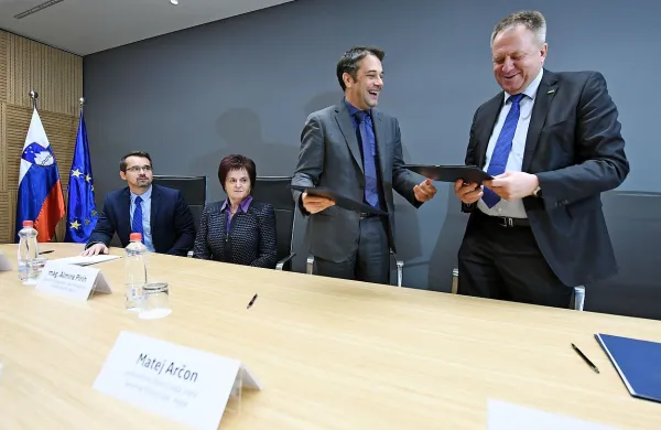 Dogovor sta podpisala gospodarski minister Zdravko 
Počivalšek (desno) in novogoriški župan ter predsednik 
Razvojnega sveta Severne Primorske Matej Arčon.  