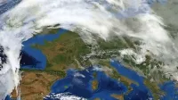 Obsežno anticiklonsko območje bo v prihodnjih dneh oslabelo.