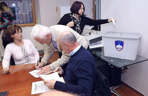Elektorji so včeraj odločali o predstavnikih lokalnih interesov v državnem 
svetu. 