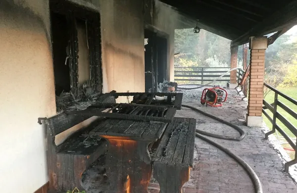 Plameni so prebili okno in uničili tudi leseno mizo in klopi na 
terasi. 