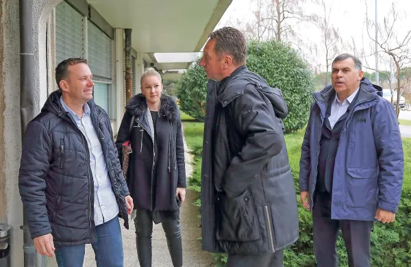  Borisa Popoviča  sta  pred sodiščem pričakala svetovalec   
Dejan Škerlič (levo) in vodja občinskega inšpektorata Ljubiša 
Mihajlović (desno).